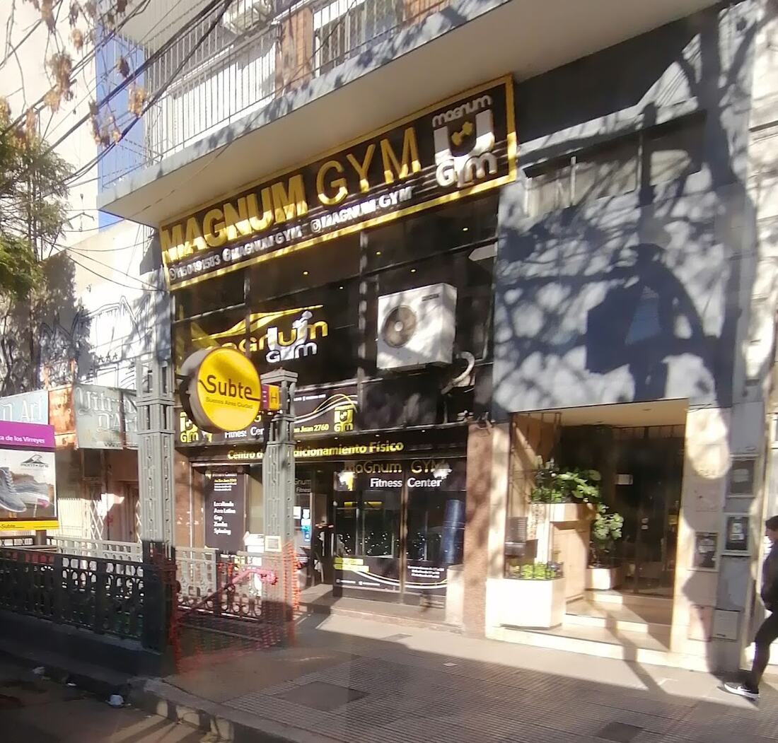 Frente del local de Magnum Gym sobre Av. San Juan