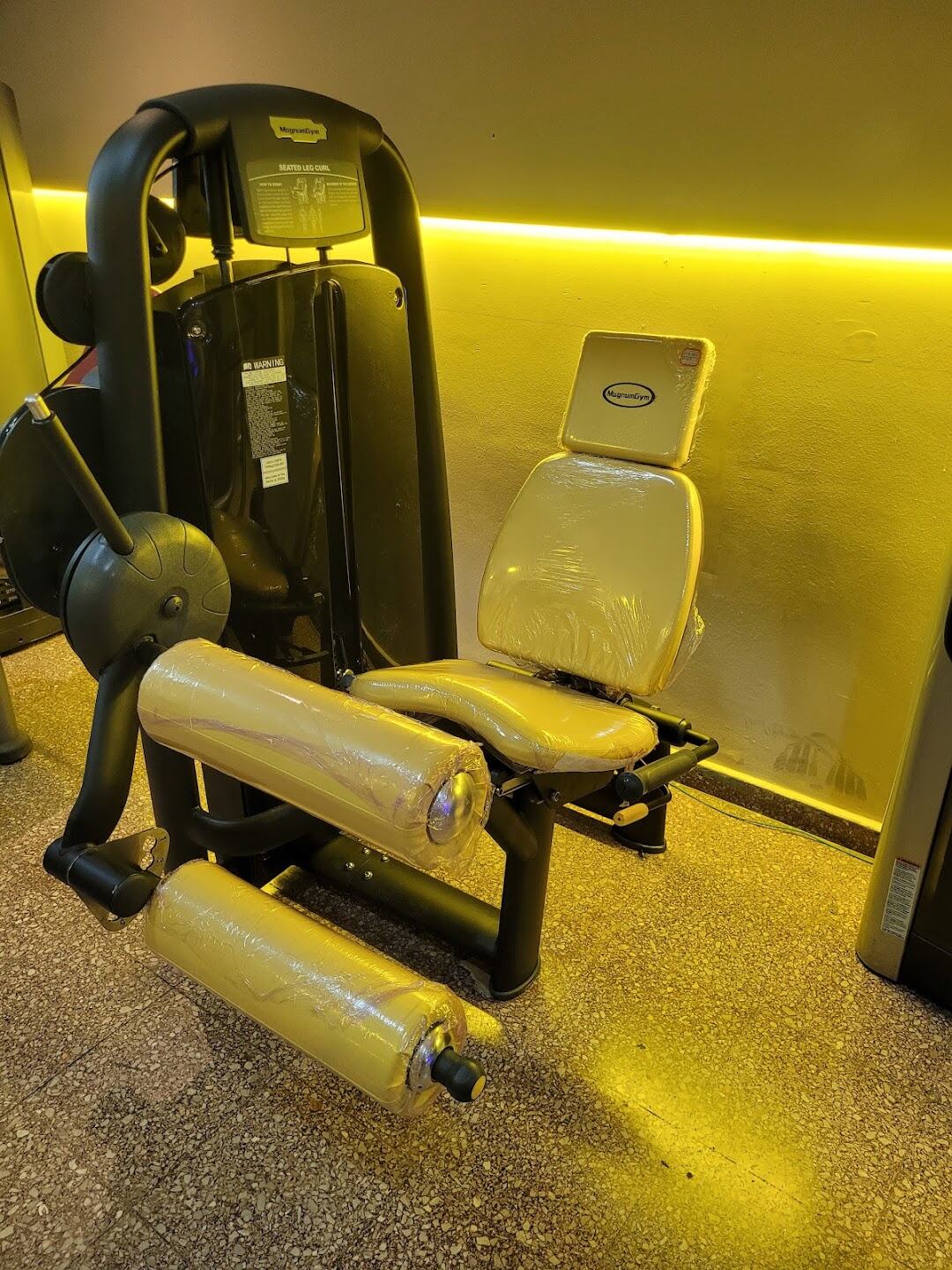 Máquina de piernas en la sala de musculación
