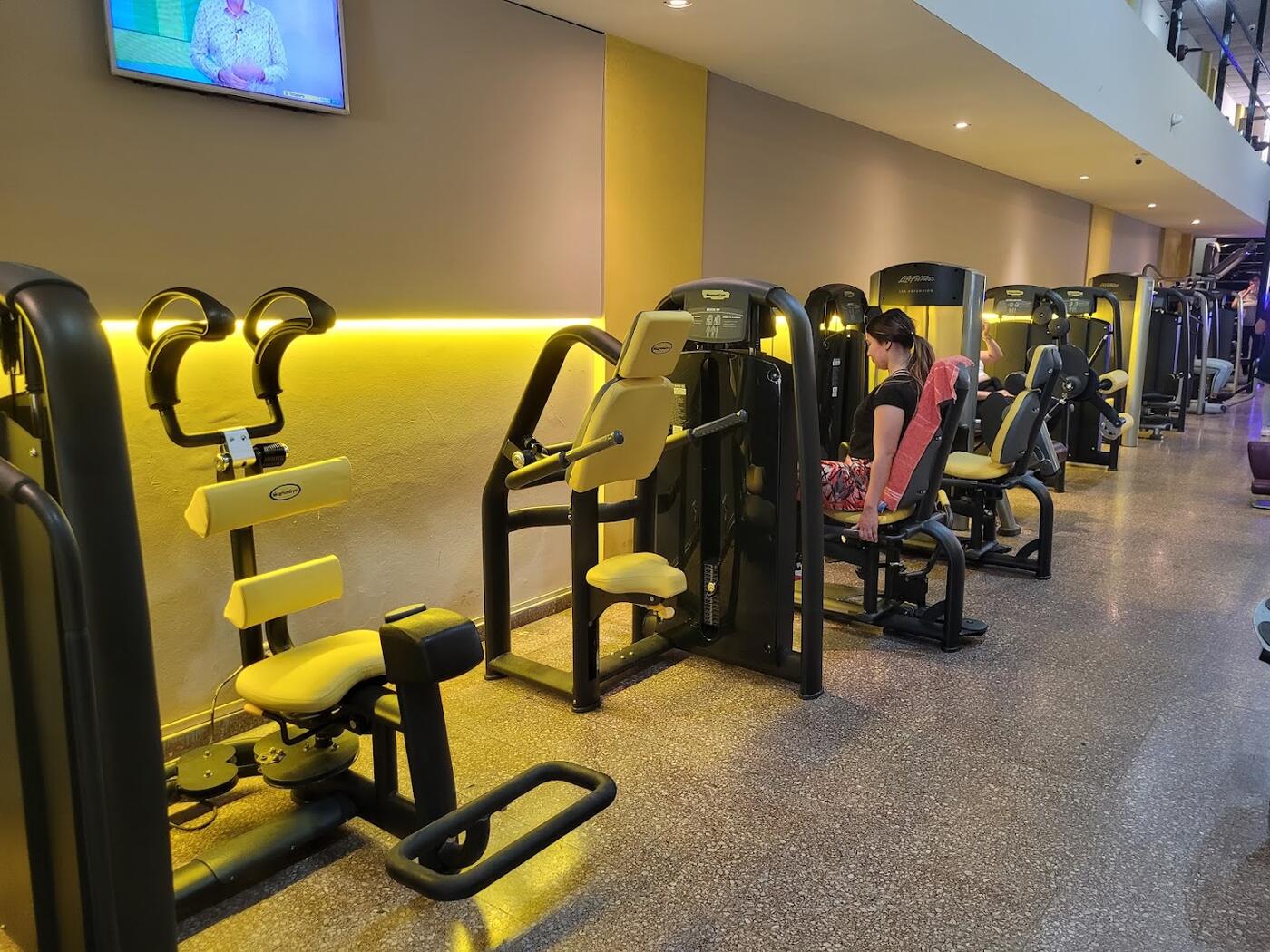 Sala de máquinas de Magnum Gym con iluminación LED